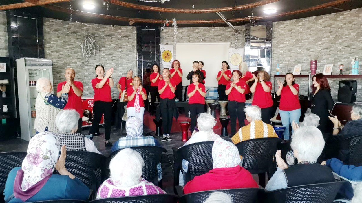 Huzur evi sakinleri gönüllerince eğlendi
