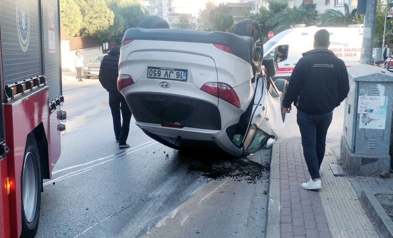 Takla atan otomobilden sağ kurtuldular
