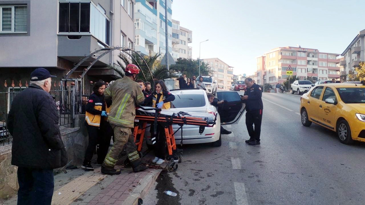 Takla atan otomobilden sağ kurtuldular
