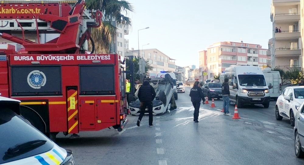 Takla atan otomobilden sağ kurtuldular
