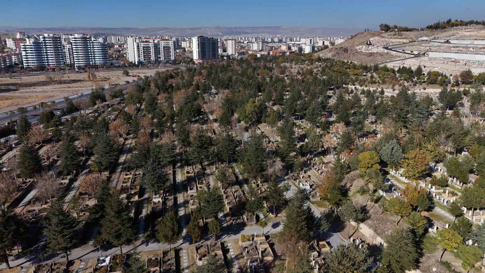 Kayseri Şehir Mezarlığı’nda sonbahar
