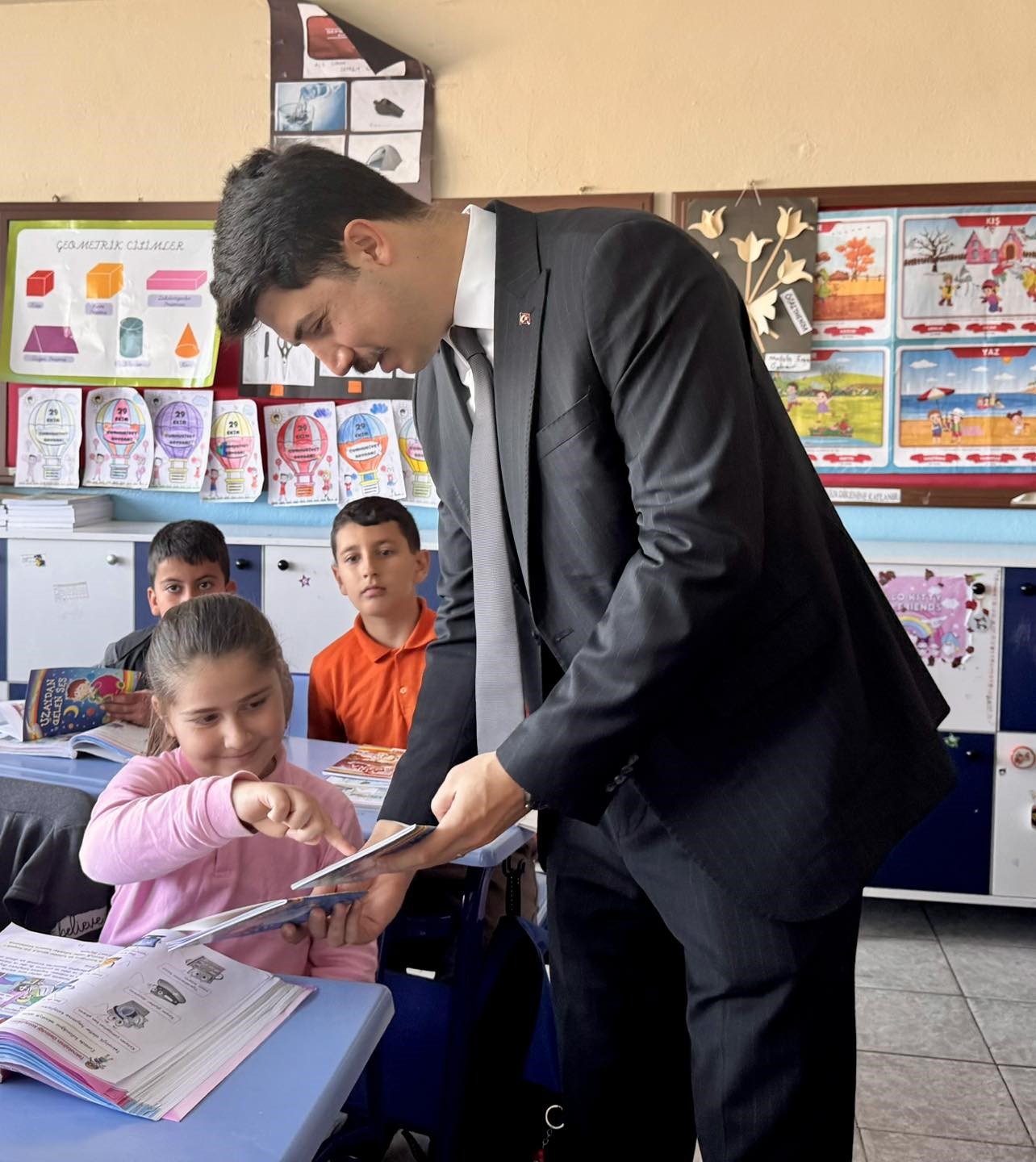 Sözlerini tutan öğrencilere kitap hediye edildi
