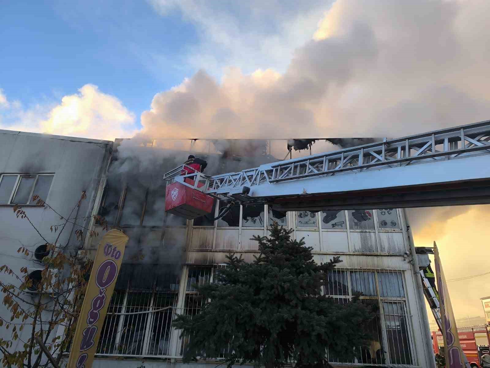 Oto yedek parçası satan iş yeri alevlere teslim oldu
