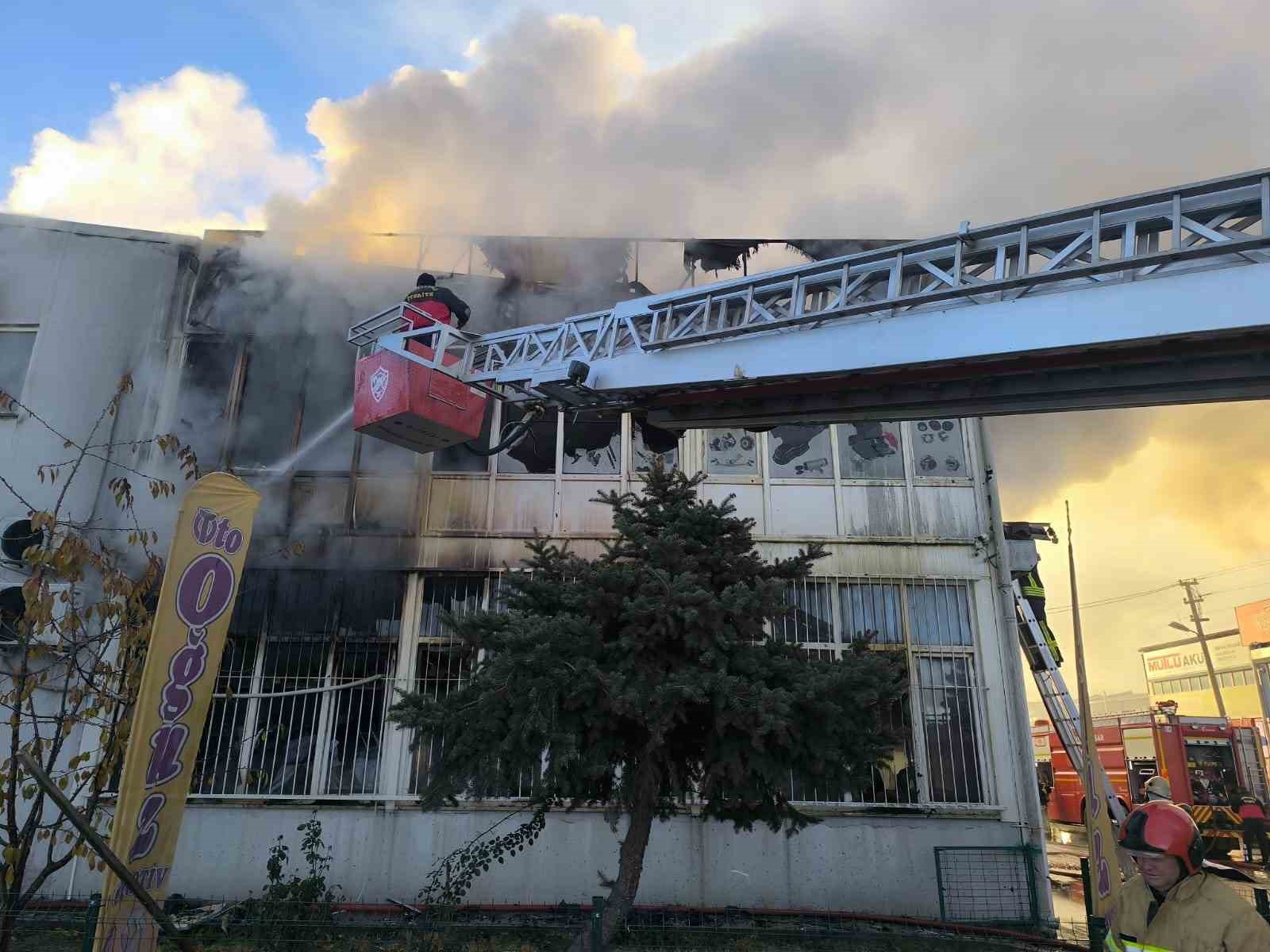 Oto yedek parçası satan iş yeri alevlere teslim oldu
