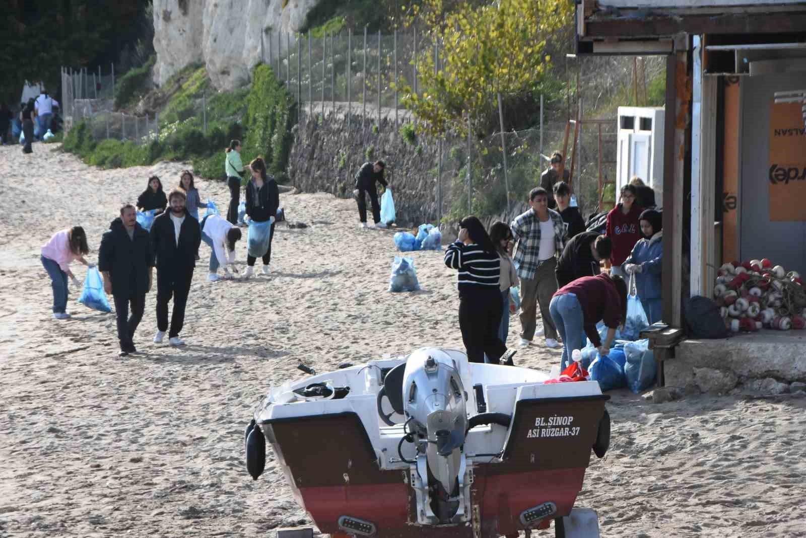 Üniversitesi öğrencilerinden sahil temizliği
