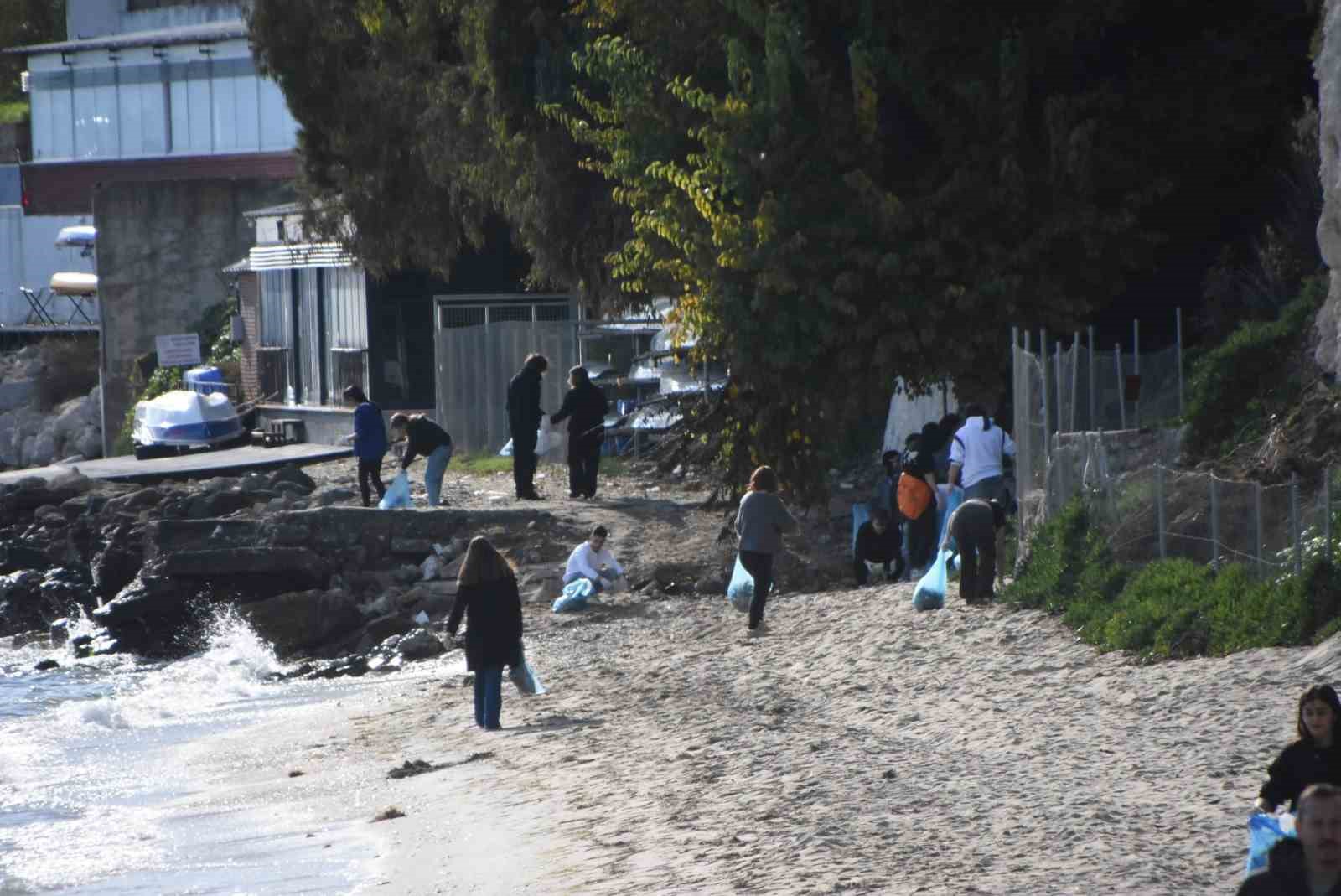 Üniversitesi öğrencilerinden sahil temizliği
