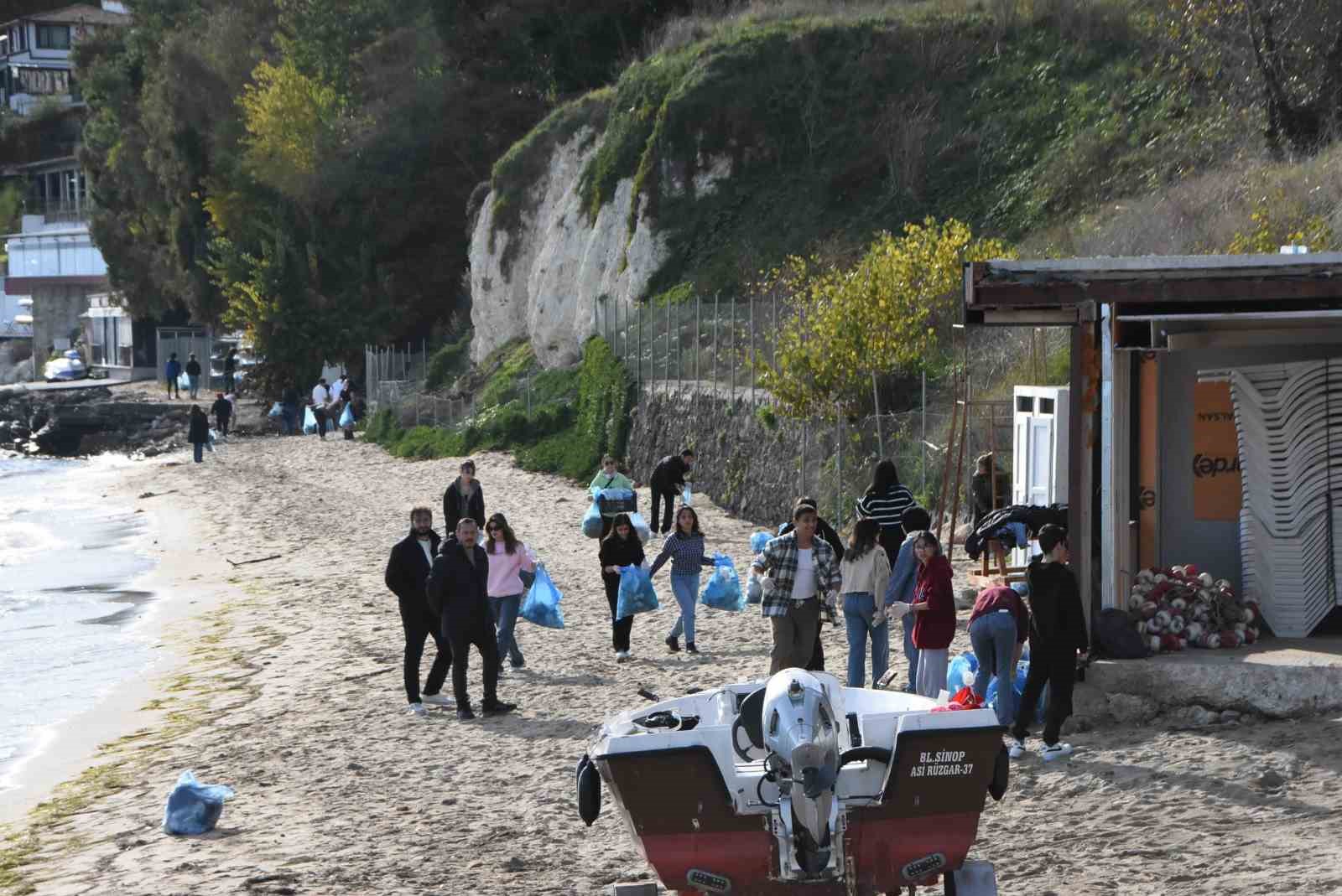 Üniversitesi öğrencilerinden sahil temizliği
