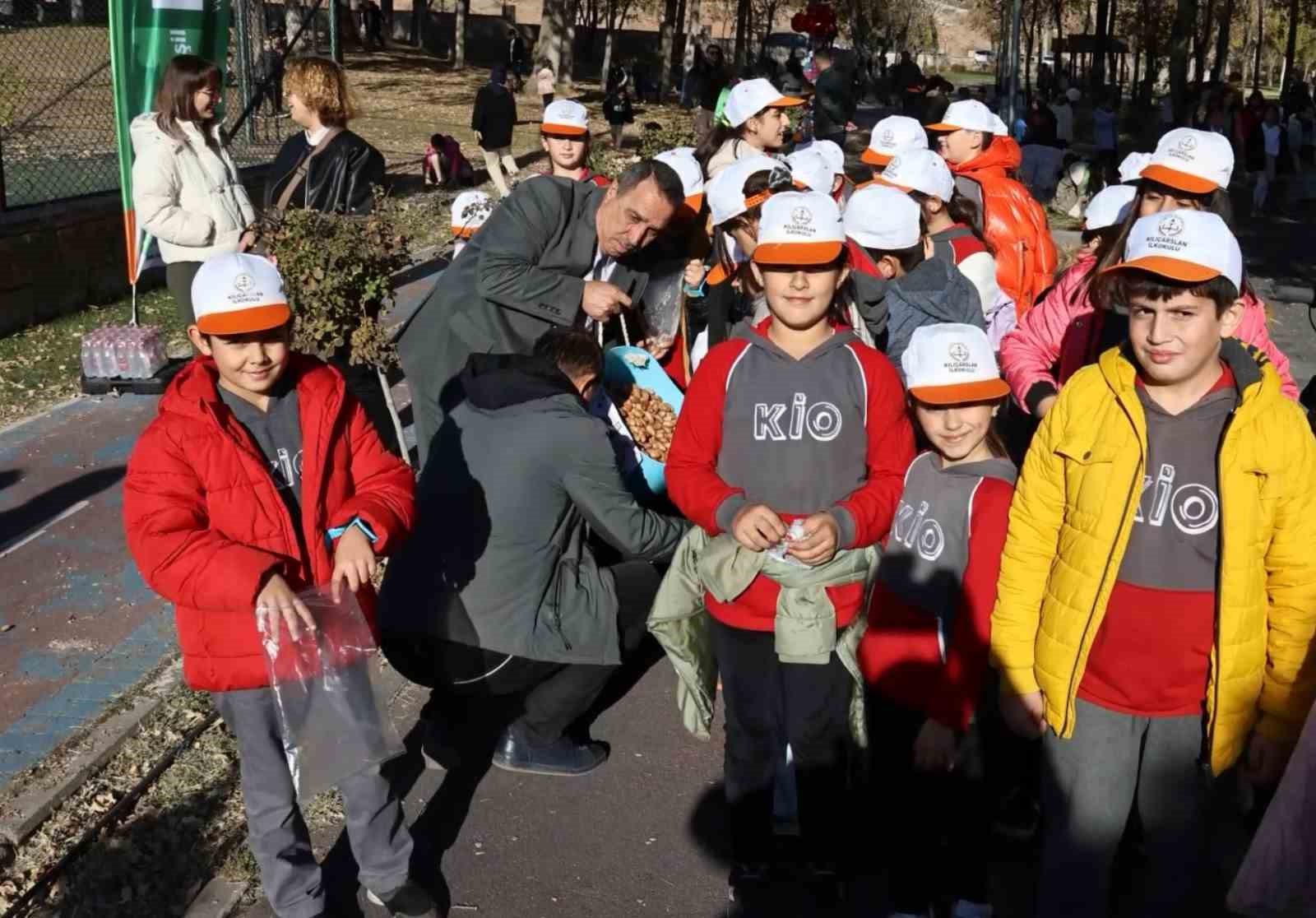 Aksaray’da çocuklar meşe palamudu toplamak için yarıştı
