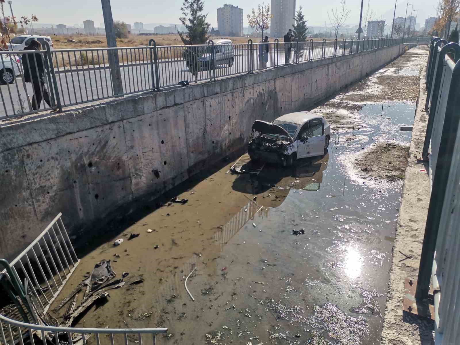 Kontrolden çıkan otomobil kanala uçtu
