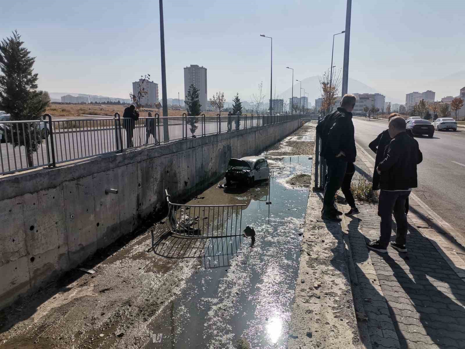 Kontrolden çıkan otomobil kanala uçtu
