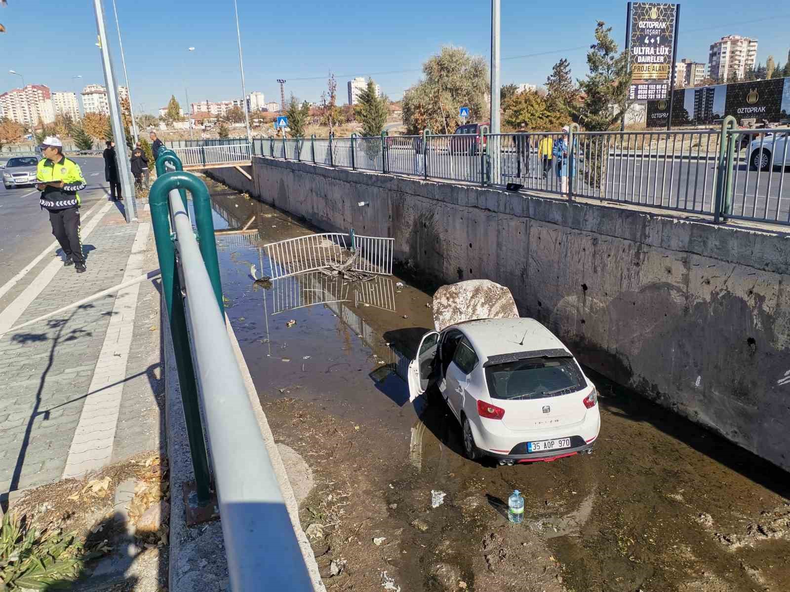 Kontrolden çıkan otomobil kanala uçtu
