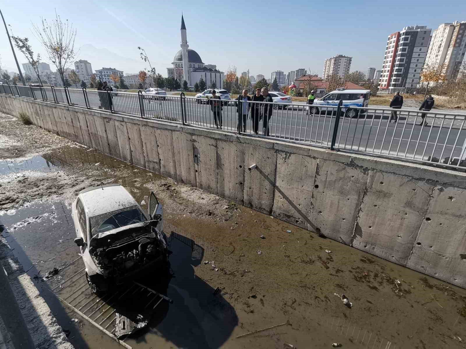 Kontrolden çıkan otomobil kanala uçtu
