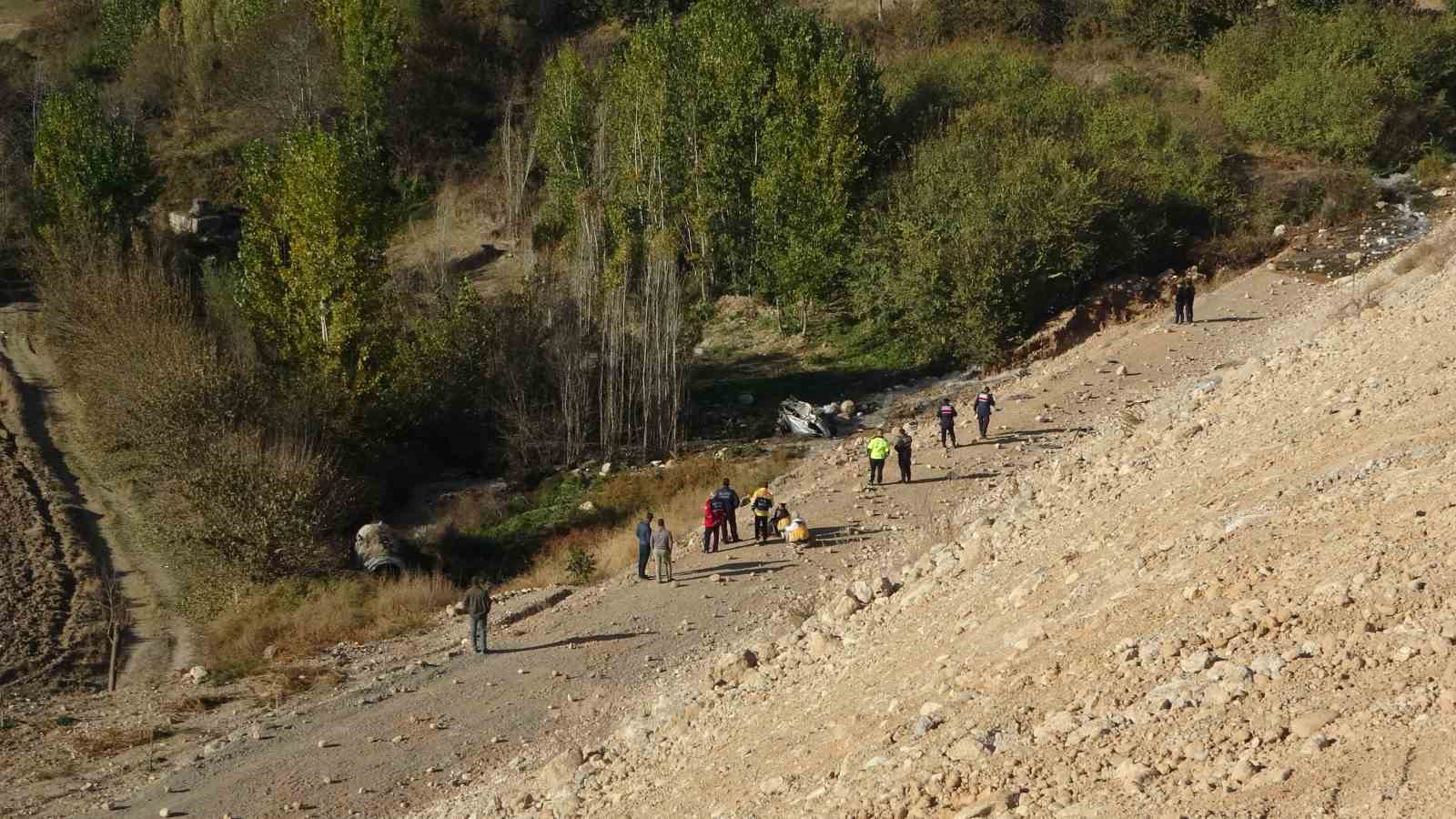 Trafiğe kapalı yola giren araç dere yatağına uçtu: 1 ölü
