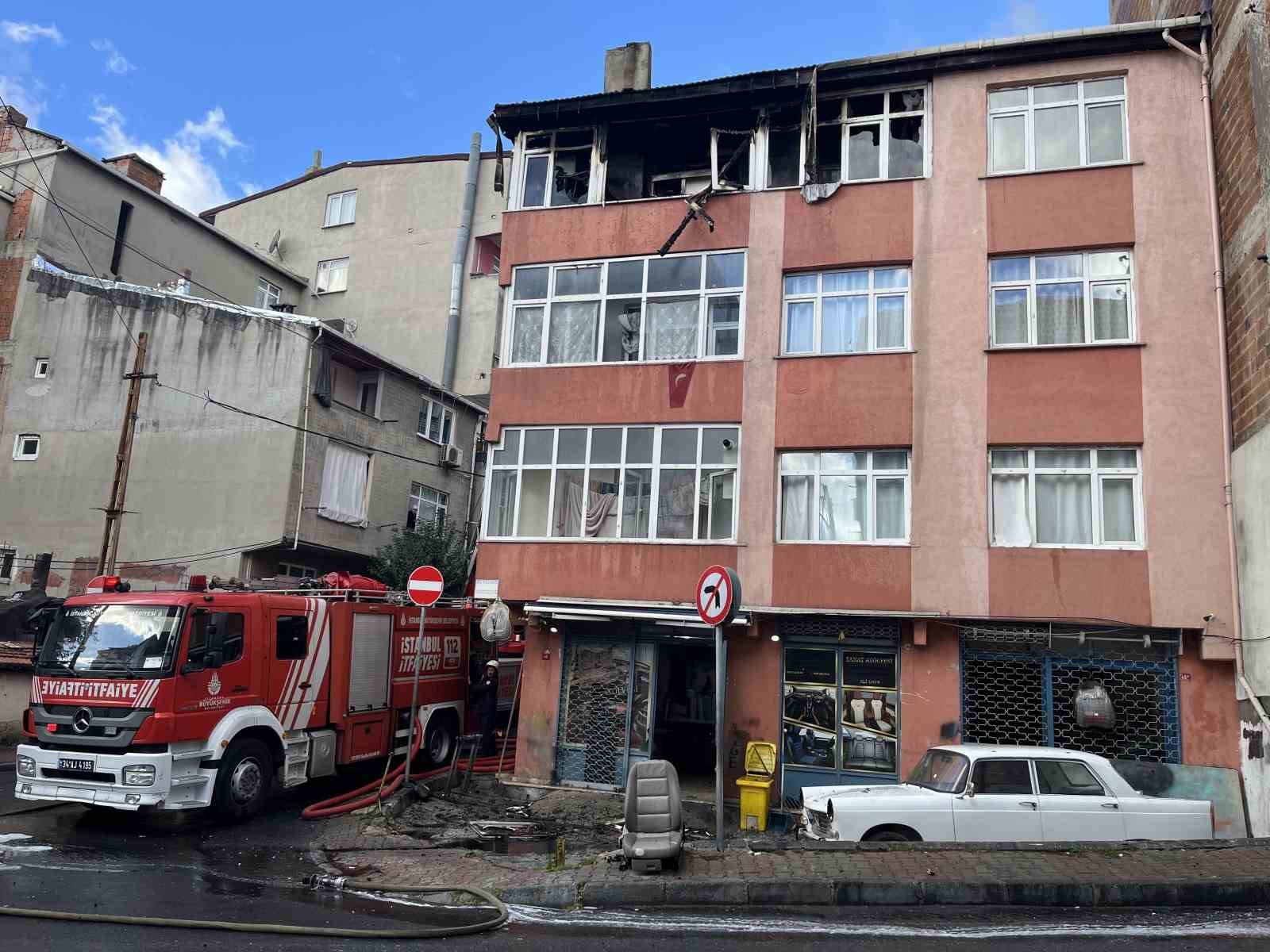 Esenler’de 4 katlı apartmanda korkutan yangın
