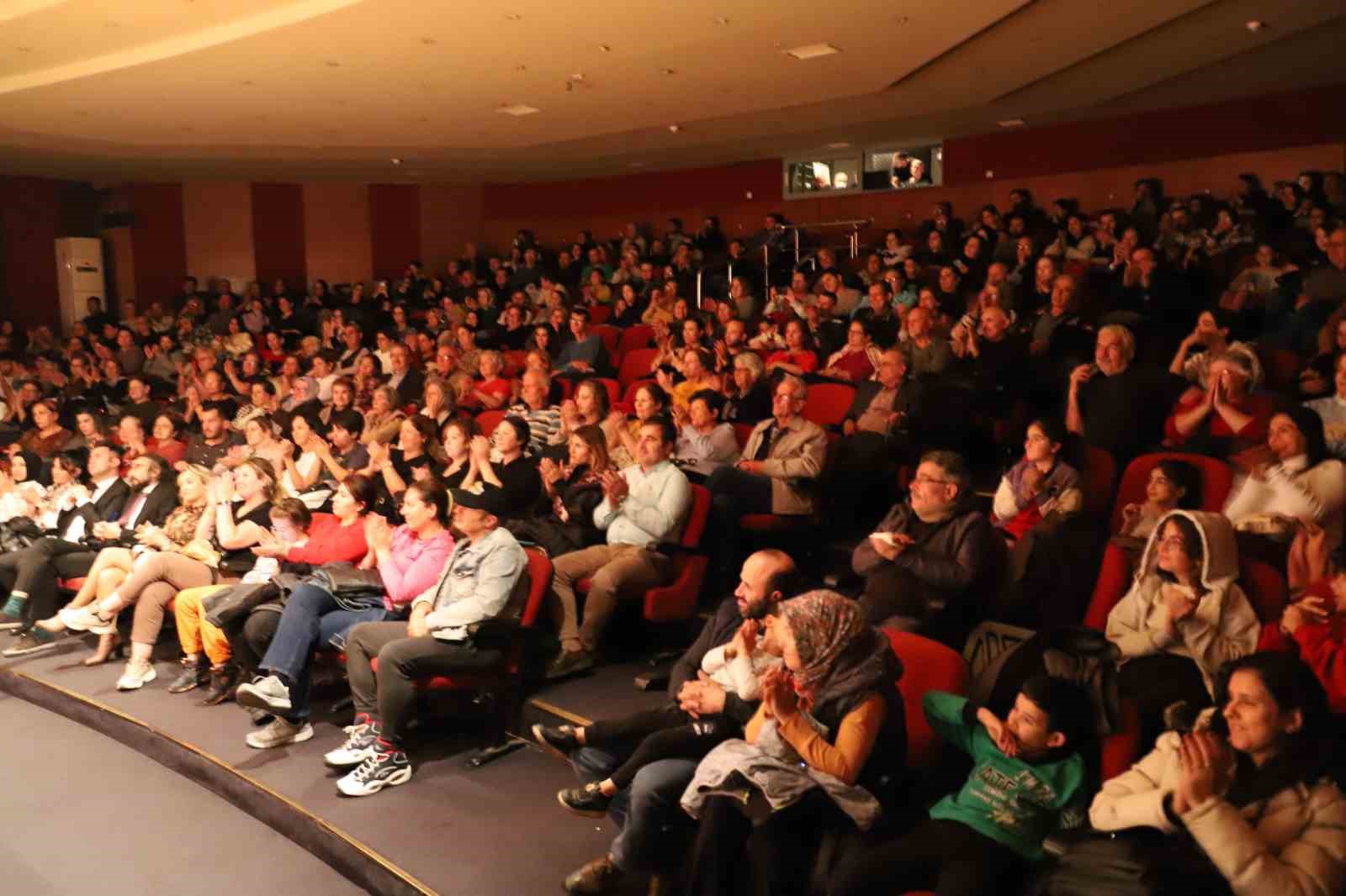 Nazillili vatandaşlardan Aydın Büyükşehir Belediyesi Şehir Tiyatroları’na tam not
