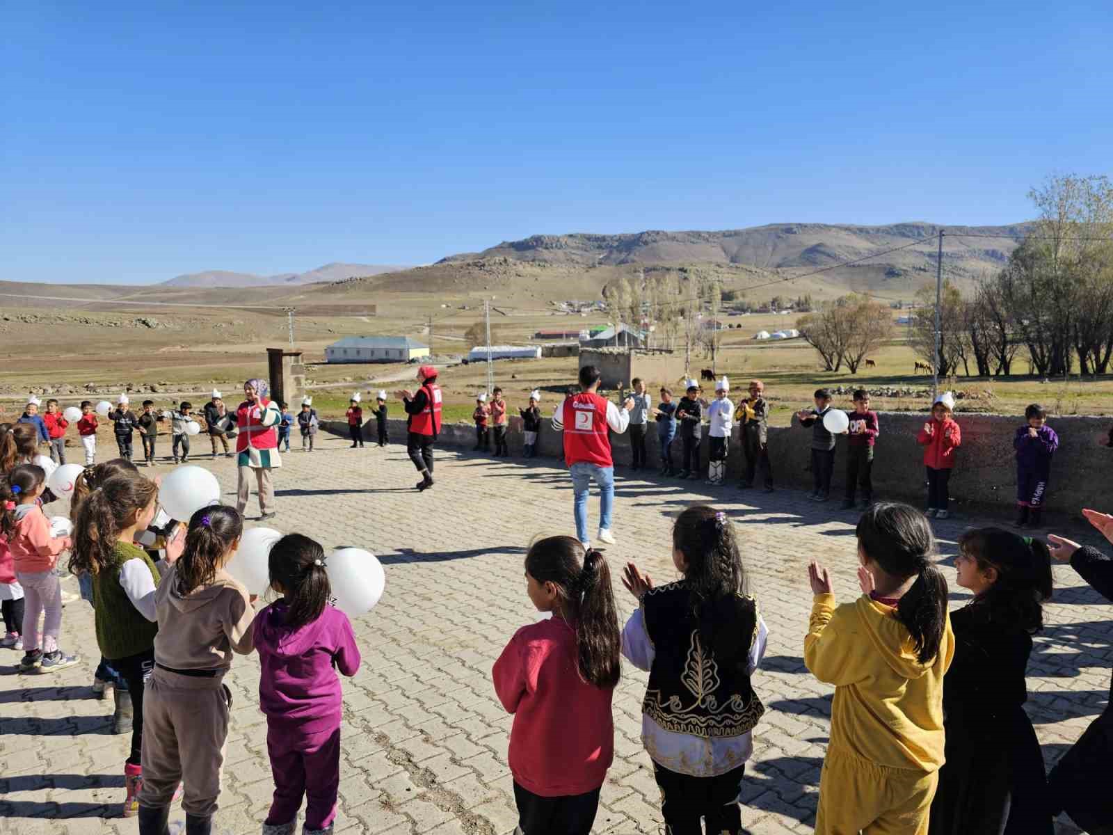 Hamur’da Kızılay Haftası etkinlikleri renkli görüntülere sahne oldu
