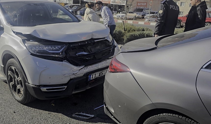 Bilecik’te otomobilin çarptığı yaşlı kadın bir yana, elindeki çantası bir yana savrulurken, kadın hayatını kaybetti
