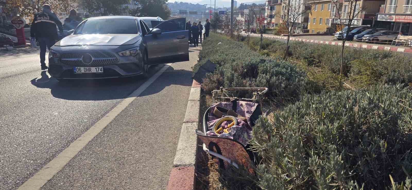 Bilecik’te otomobilin çarptığı yaşlı kadın bir yana, elindeki çantası bir yana savrulurken, kadın hayatını kaybetti
