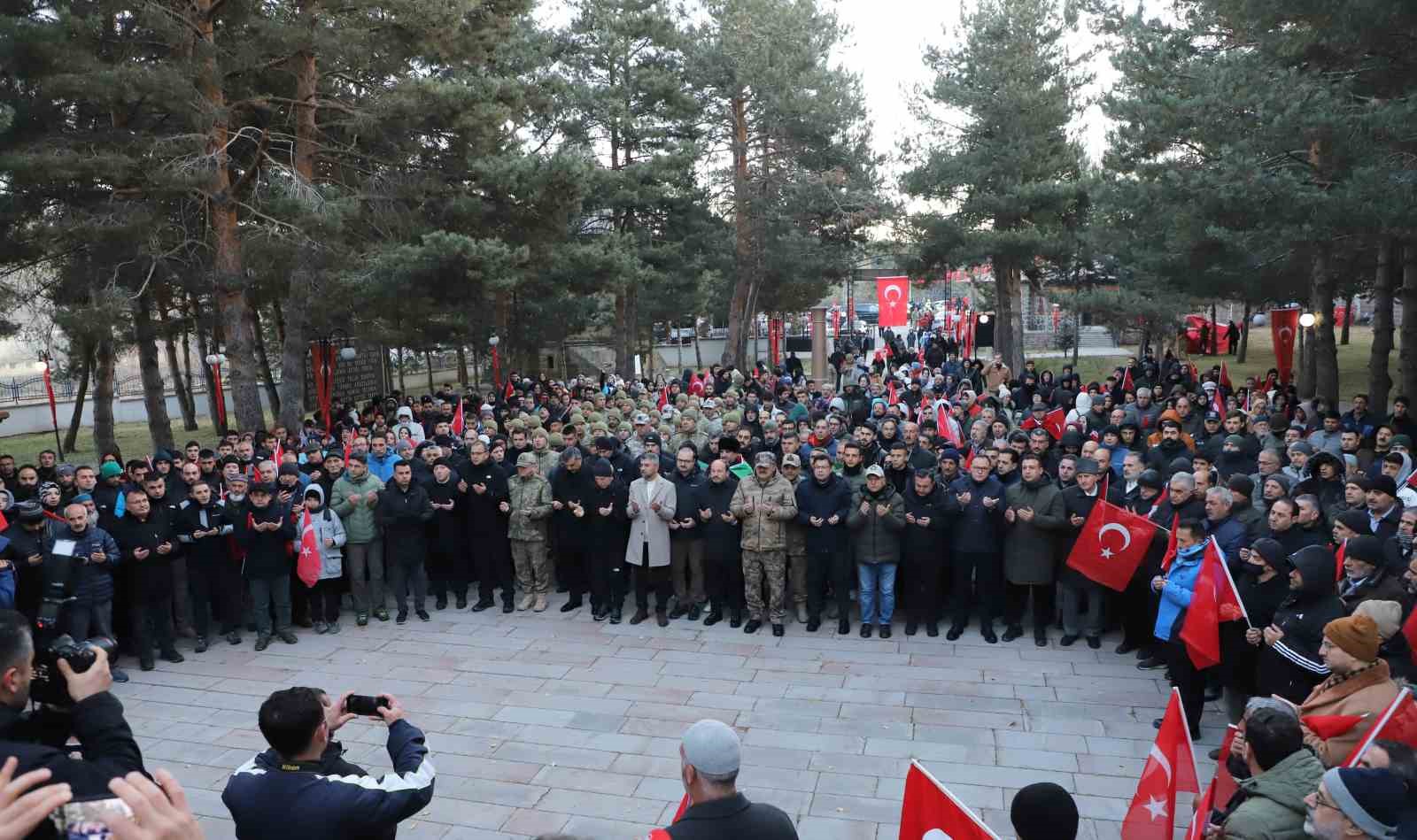 Atatürk Üniversitesi ailesi, Aziziye Destanının 147. yıl dönümünde ecdadını andı
