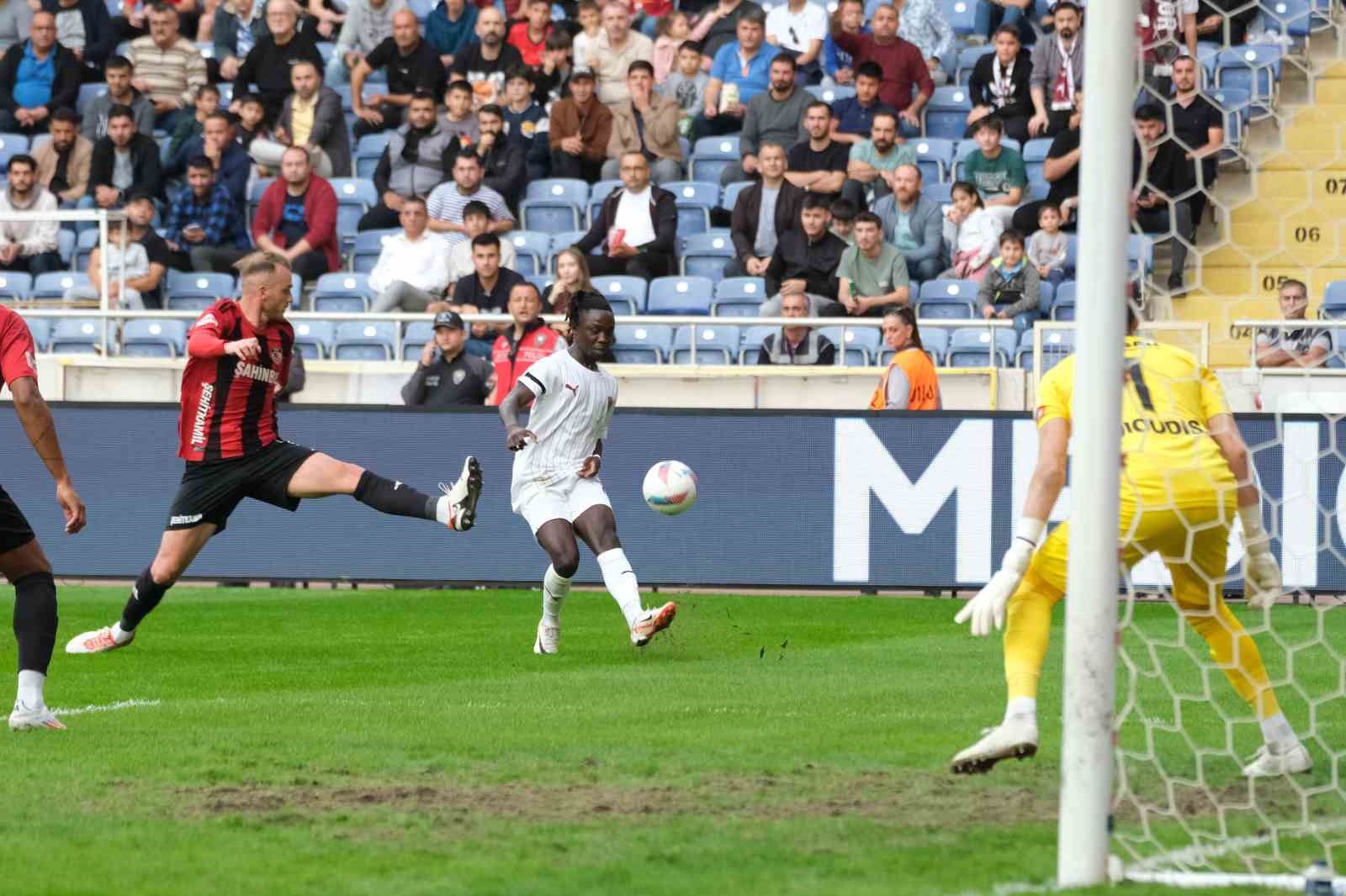 Trendyol Süper Lig: Hatayspor: 2 - Gaziantep FK: 1 (İlk yarı)
