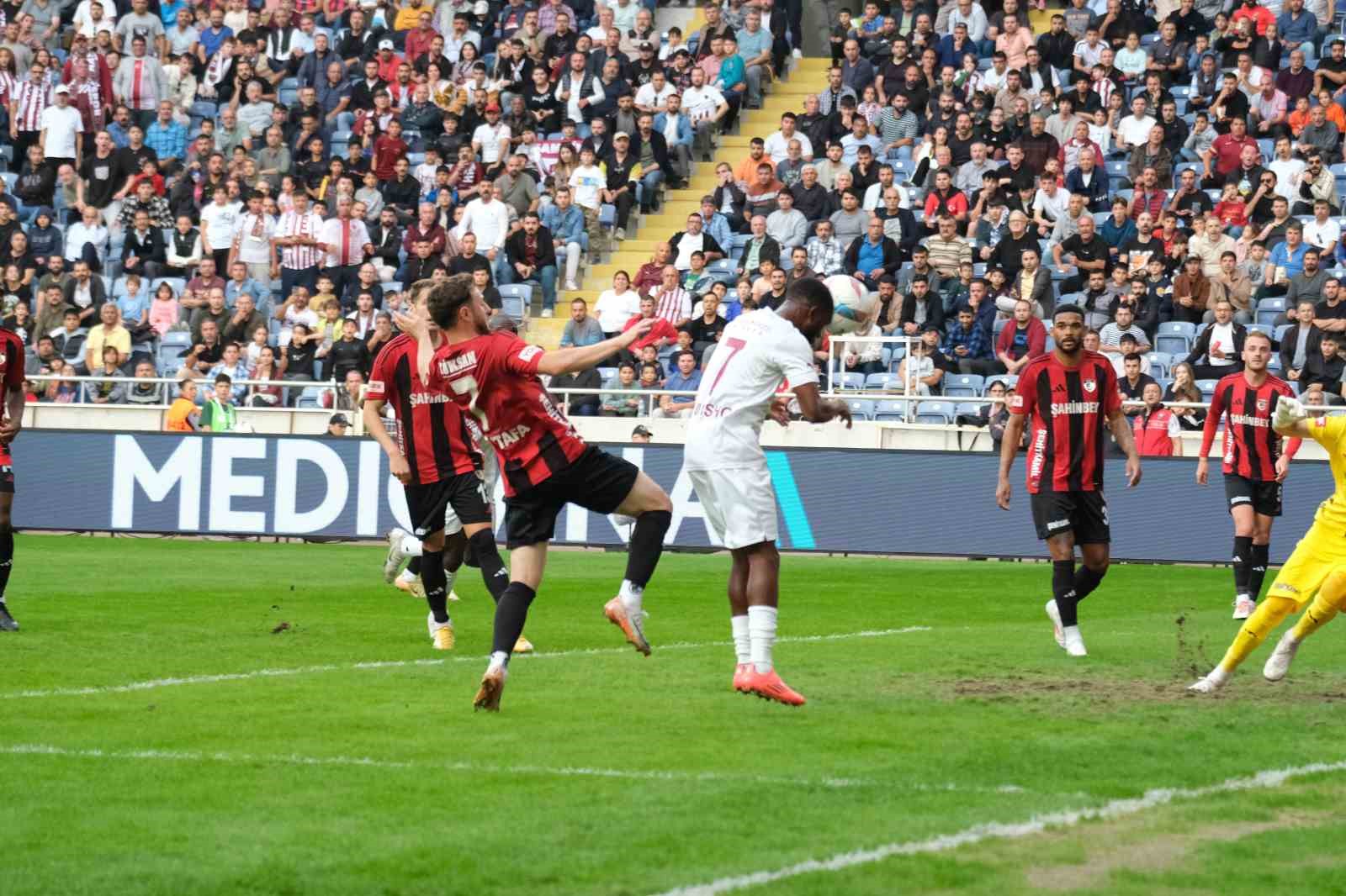 Trendyol Süper Lig: Hatayspor: 2 - Gaziantep FK: 1 (İlk yarı)
