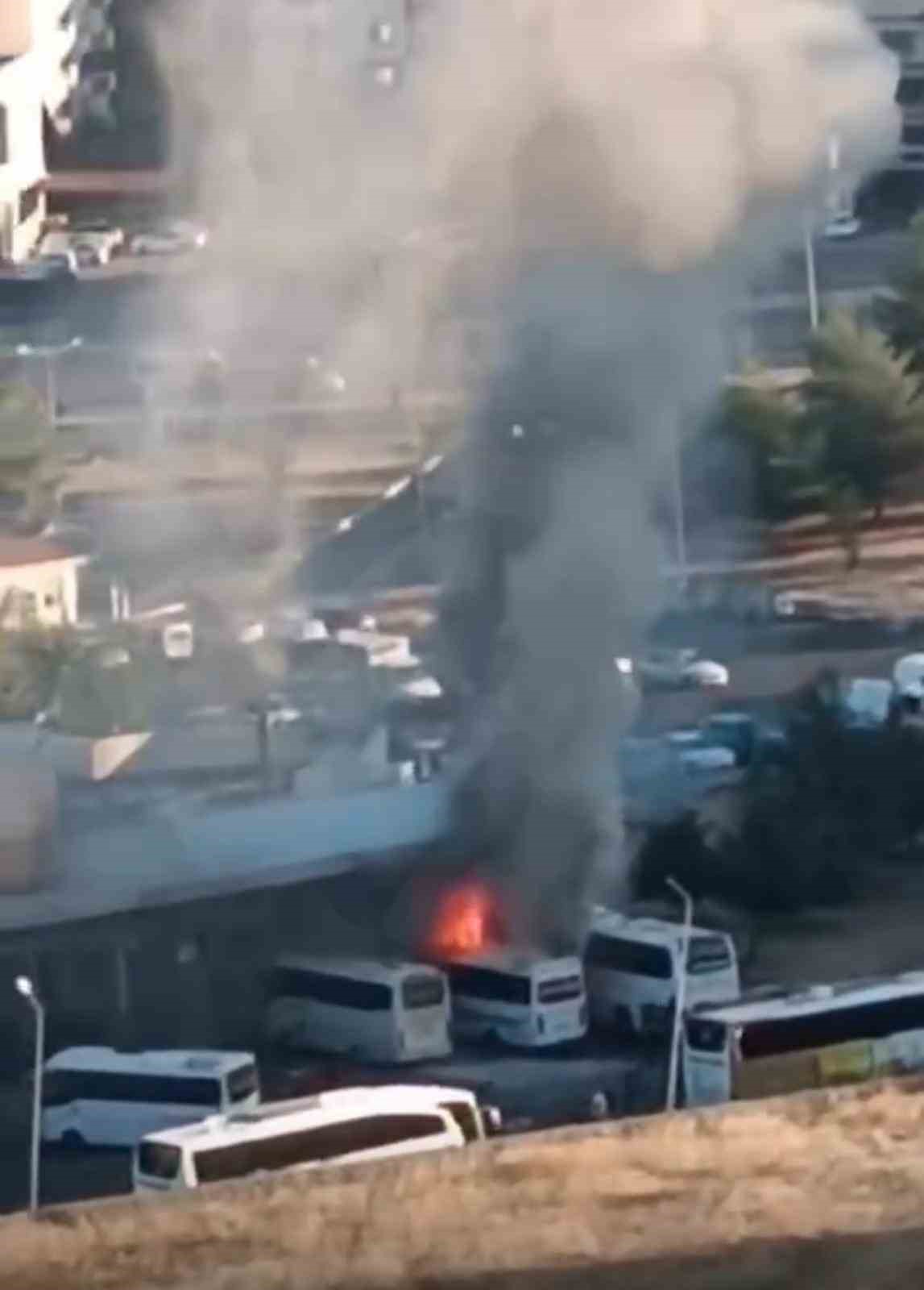 Diyarbakır Otogarı’nda park halindeki otobüs alevlere teslim oldu
