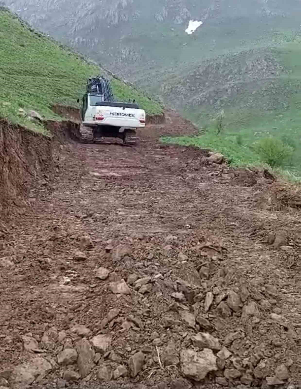 Yüksekova’nın köylerinin yol ve su kanalları yenileniyor
