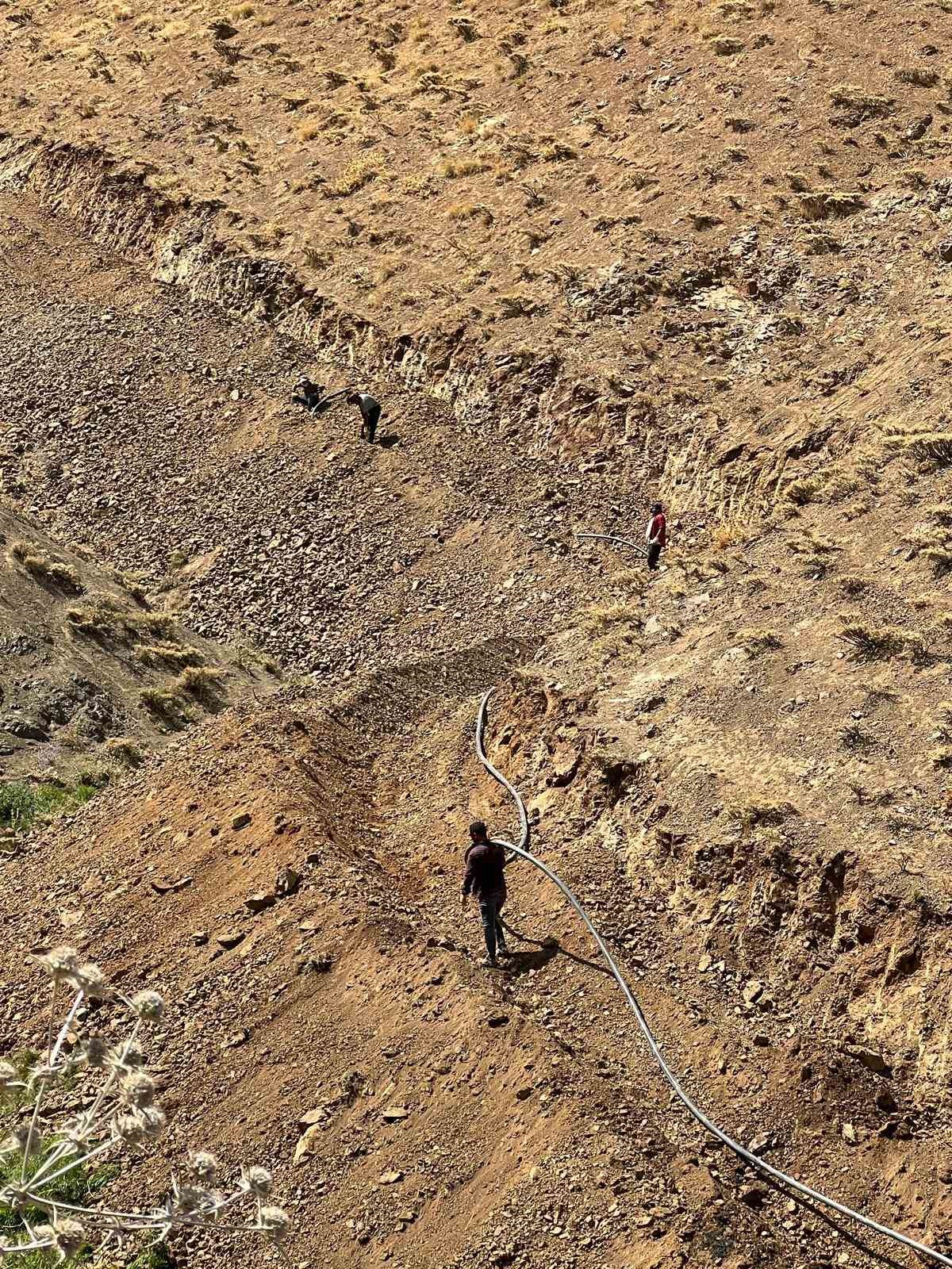 Yüksekova’nın köylerinin yol ve su kanalları yenileniyor
