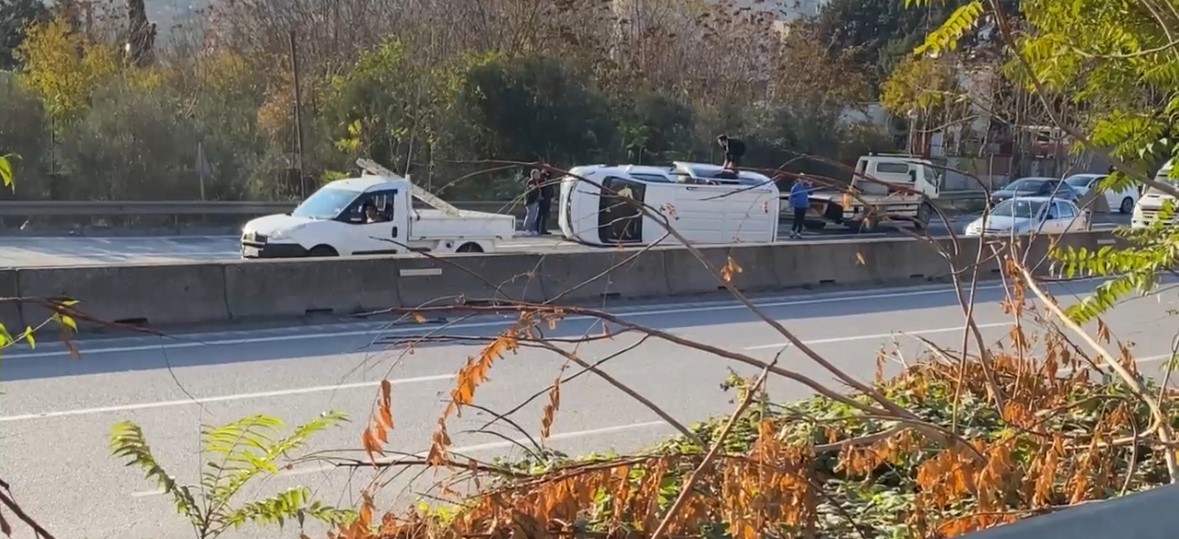 Kontrolden çıkan hafif ticari araç yan yattı: 4 yaralı
