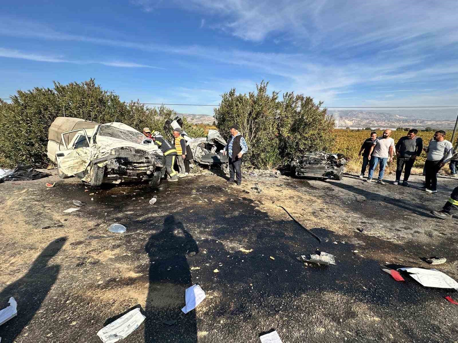 Karşı şeride geçen kamyonet otomobille kafa kafaya çarpıştı: 1 ölü 1 yaralı
