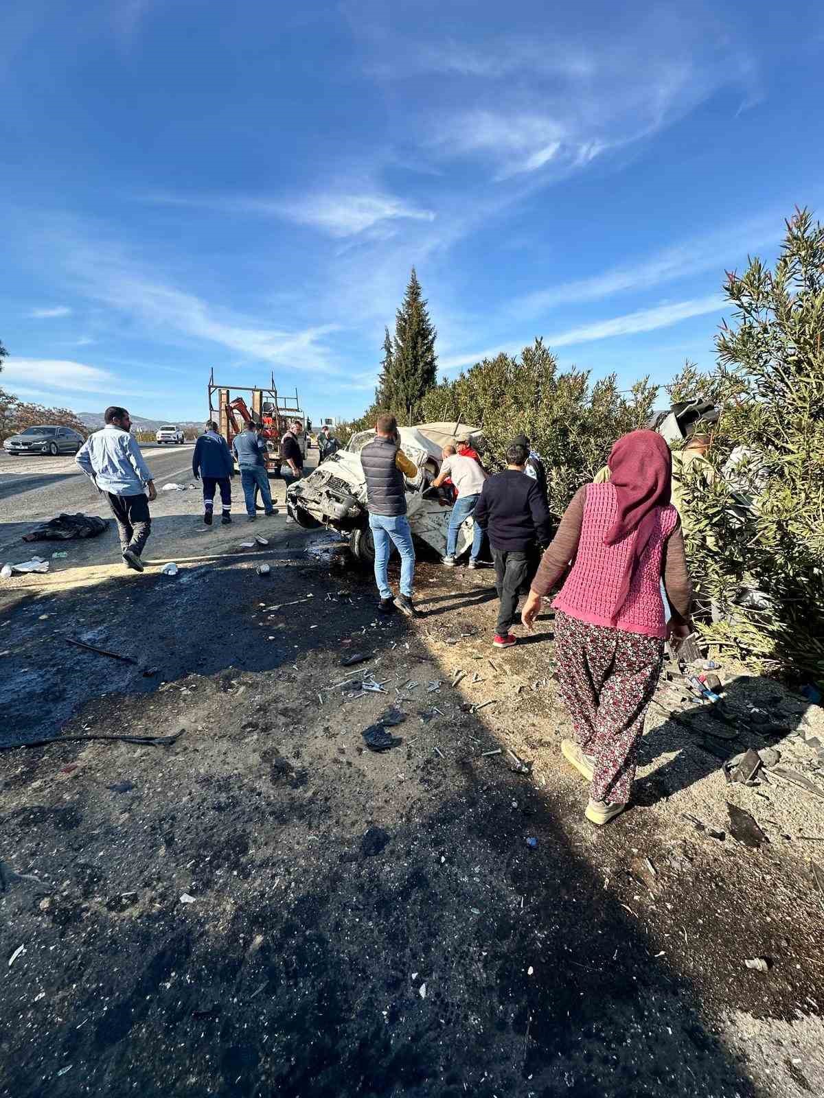 Karşı şeride geçen kamyonet otomobille kafa kafaya çarpıştı: 1 ölü 1 yaralı
