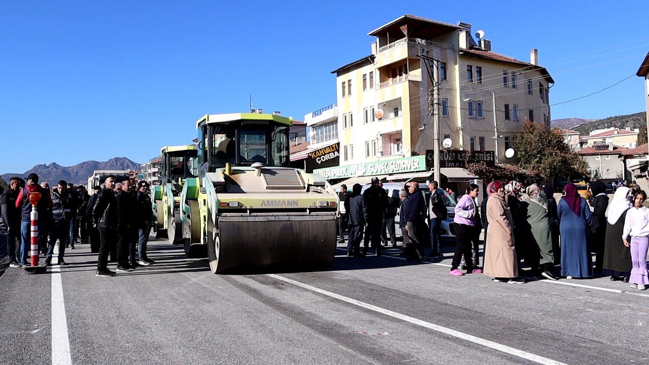 Eylem yapan mahalle sakinleri uluslararası karayolunu trafiğe kapattı
