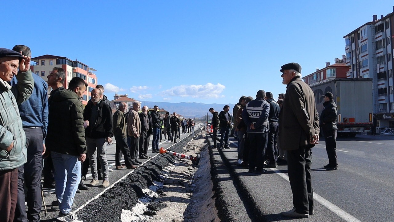 Eylem yapan mahalle sakinleri uluslararası karayolunu trafiğe kapattı
