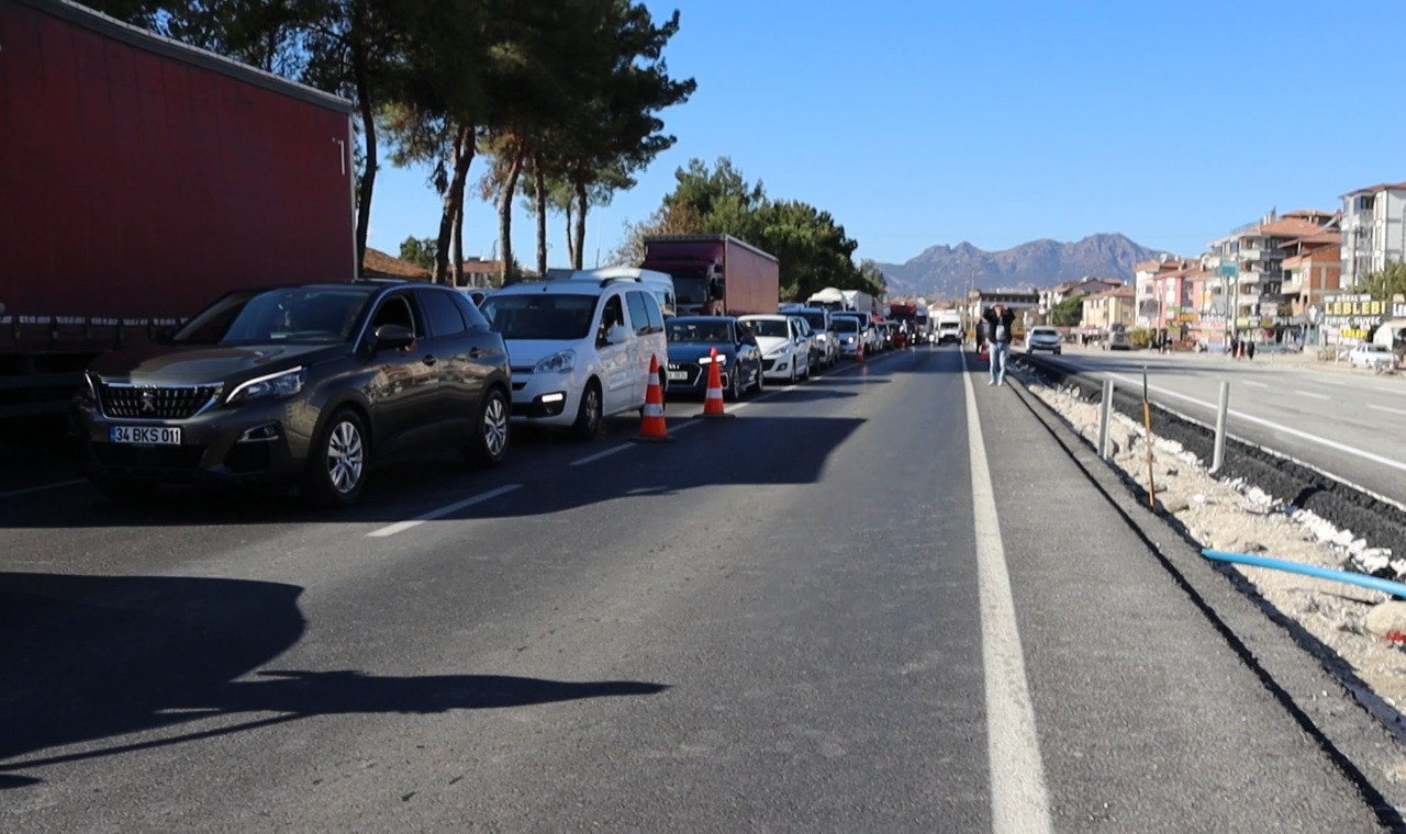 Eylem yapan mahalle sakinleri uluslararası karayolunu trafiğe kapattı
