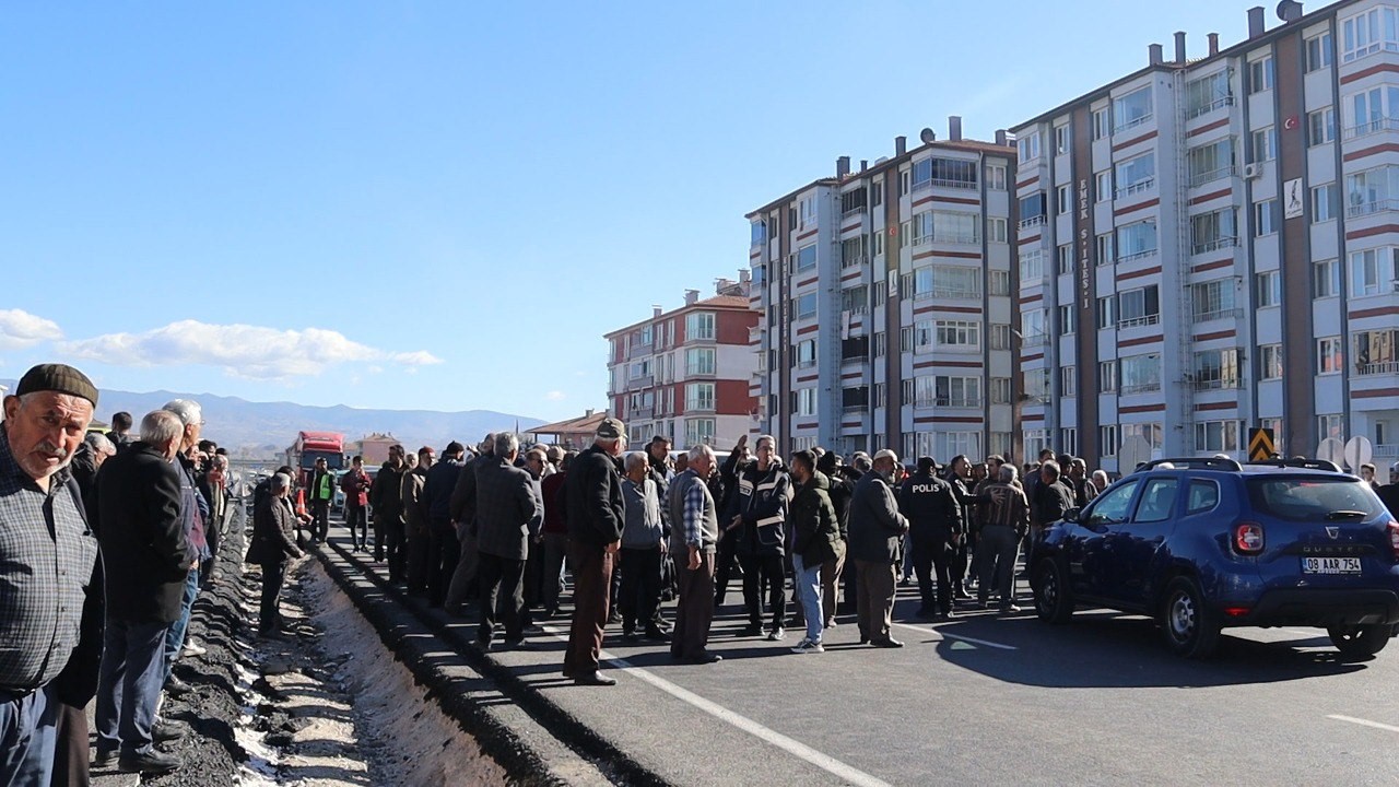 Eylem yapan mahalle sakinleri uluslararası karayolunu trafiğe kapattı
