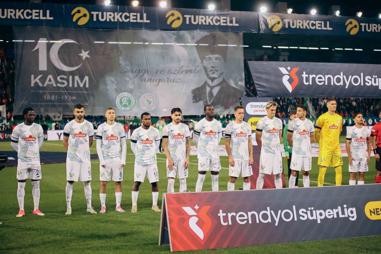 Trendyol Süper Lig: Çaykur Rizespor: 1 - Trabzonspor: 1 (İlk yarı)
