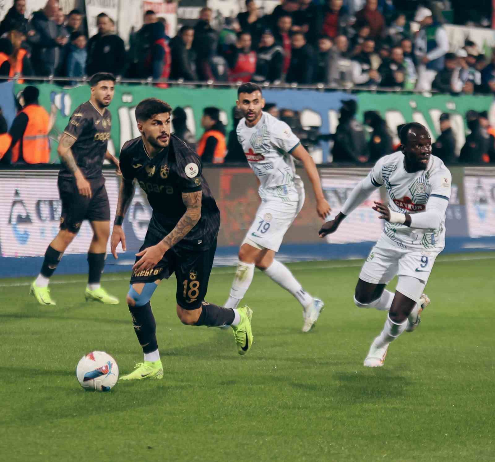 Trendyol Süper Lig: Çaykur Rizespor: 1 - Trabzonspor: 1 (İlk yarı)
