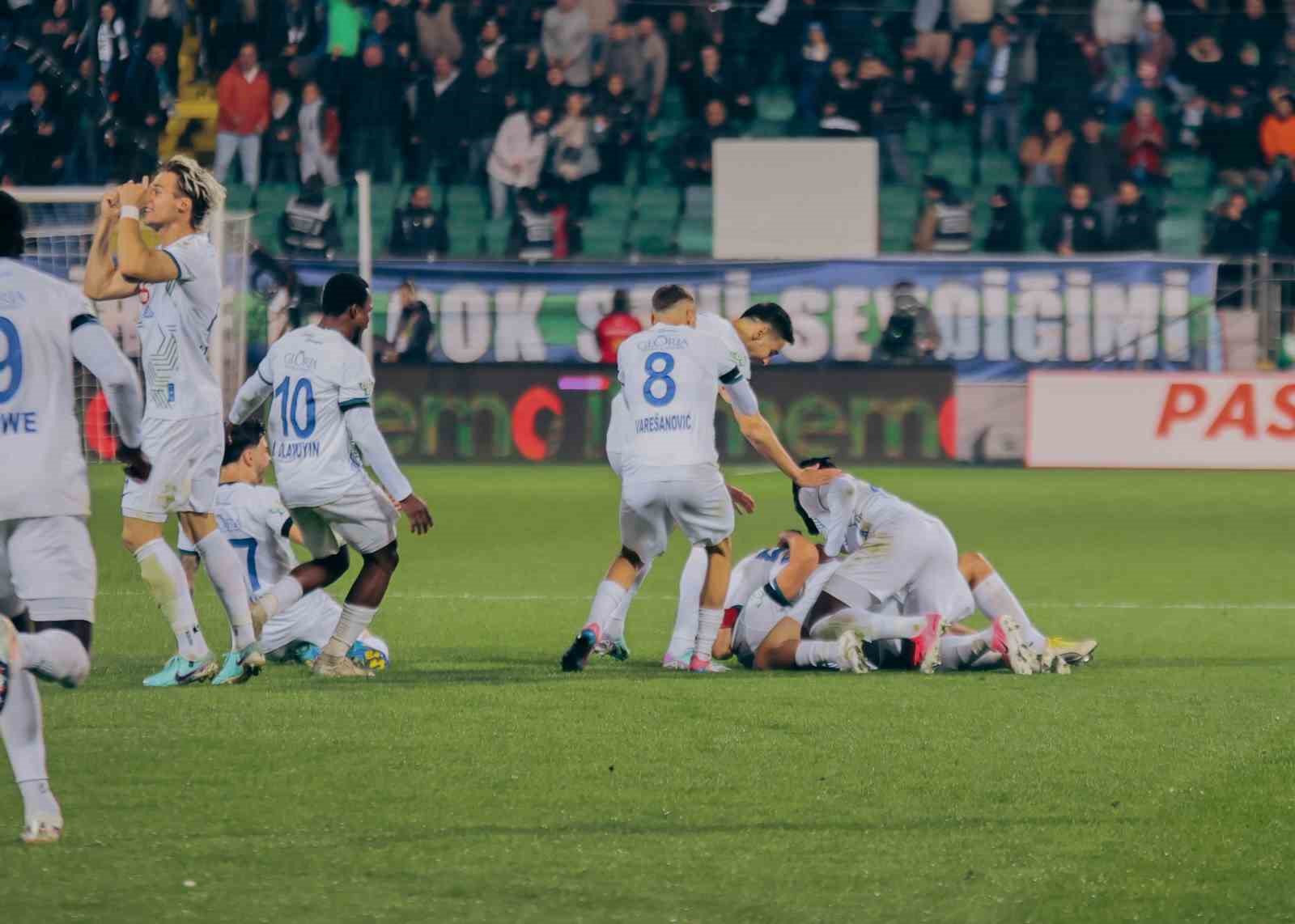 Trendyol Süper Lig: Çaykur Rizespor: 1 - Trabzonspor: 1 (İlk yarı)
