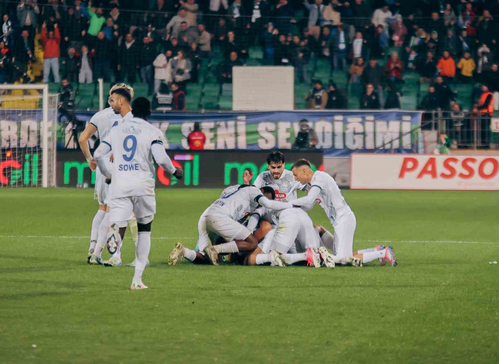 Trendyol Süper Lig: Çaykur Rizespor: 1 - Trabzonspor: 1 (İlk yarı)
