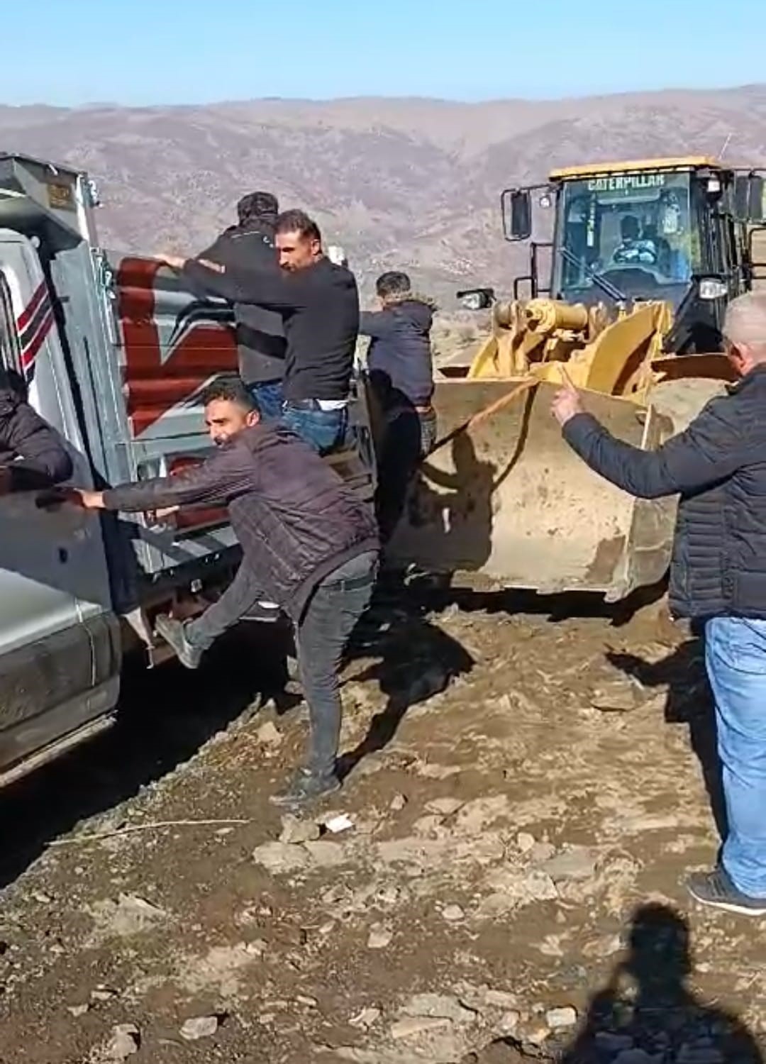 Yoldan çıkan araç uçurumun kıyısından kıl payı ile kurtarıldı
