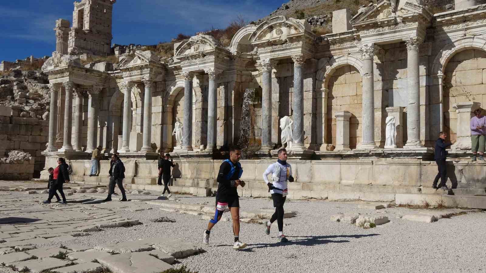 27 ülkeden 320 sporcu Sagalassos Antik Kenti’nde koştu
