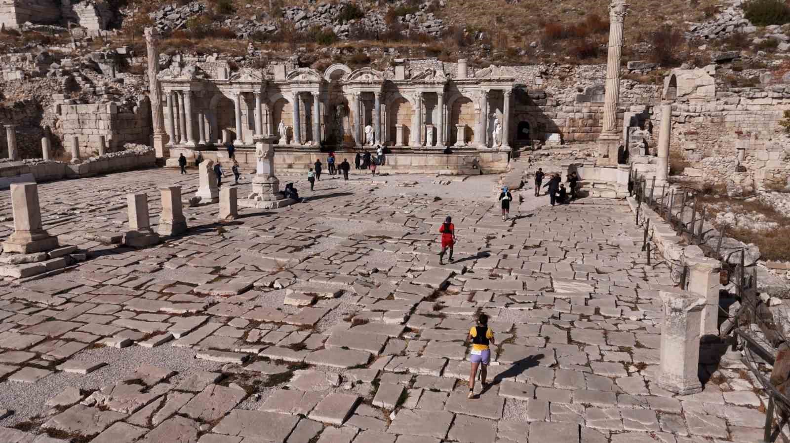 27 ülkeden 320 sporcu Sagalassos Antik Kenti’nde koştu
