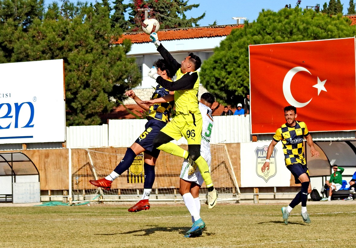 Alaçatıspor, sahasında 1-0 mağlup
