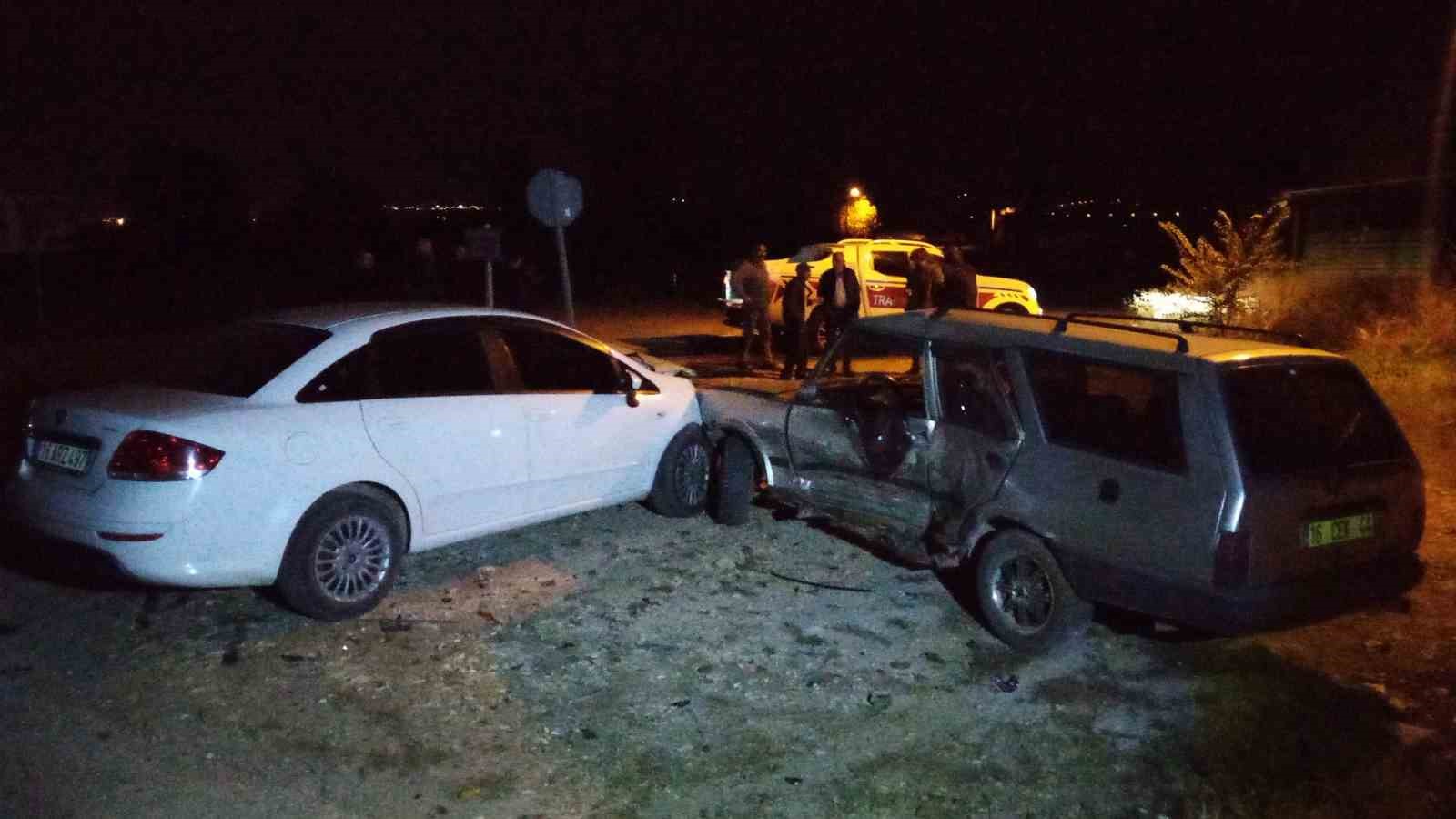 Bursa’da iki otomobil kafa kafaya çarpıştı: 6 yaralı
