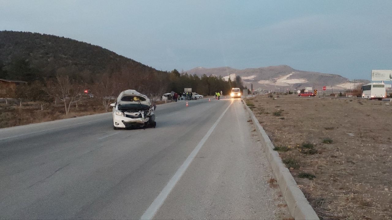 Burdur feci kaza: 6 kişi yaralandı, Tofaş otomobil ikiye bölündü
