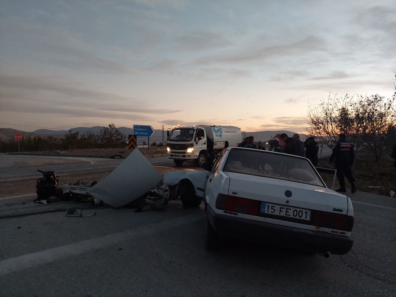 Burdur feci kaza: 6 kişi yaralandı, Tofaş otomobil ikiye bölündü
