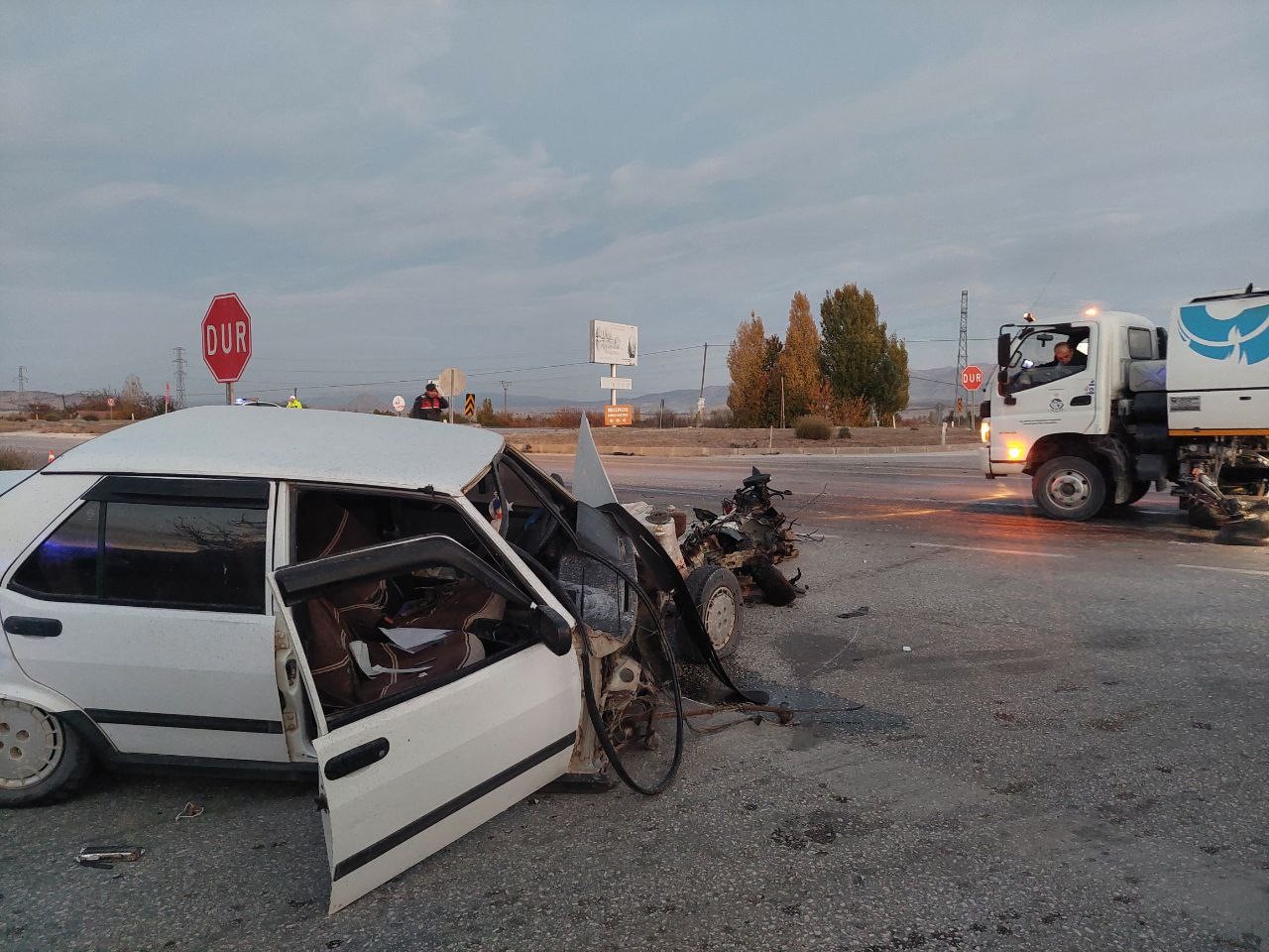 Burdur feci kaza: 6 kişi yaralandı, Tofaş otomobil ikiye bölündü
