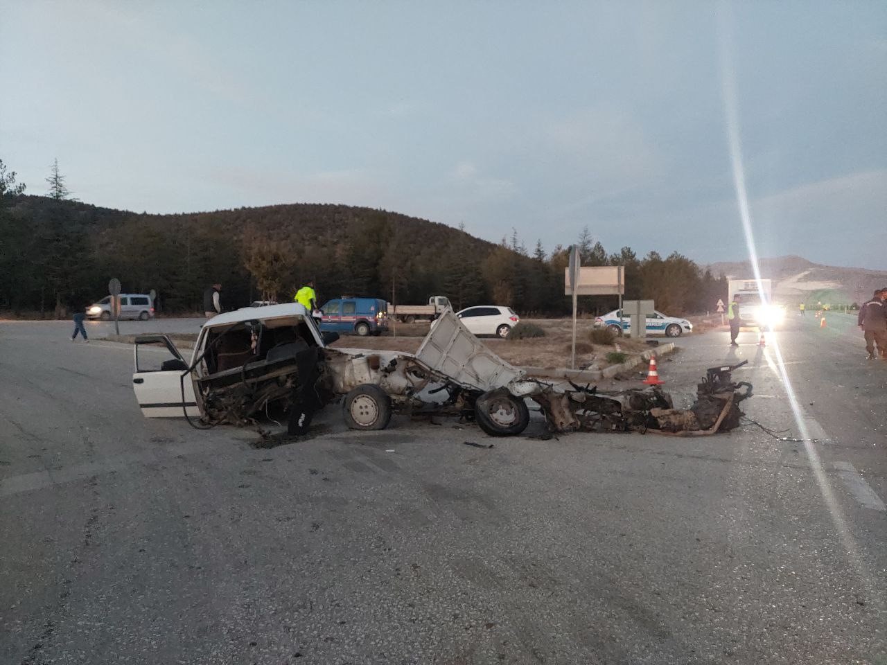 Burdur feci kaza: 6 kişi yaralandı, Tofaş otomobil ikiye bölündü
