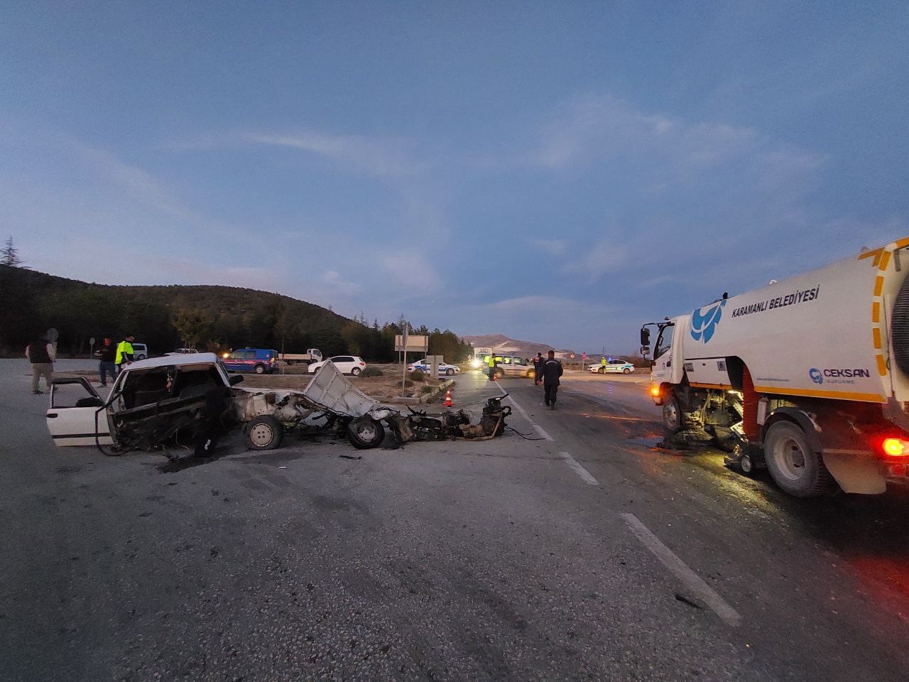 Burdur feci kaza: 6 kişi yaralandı, Tofaş otomobil ikiye bölündü
