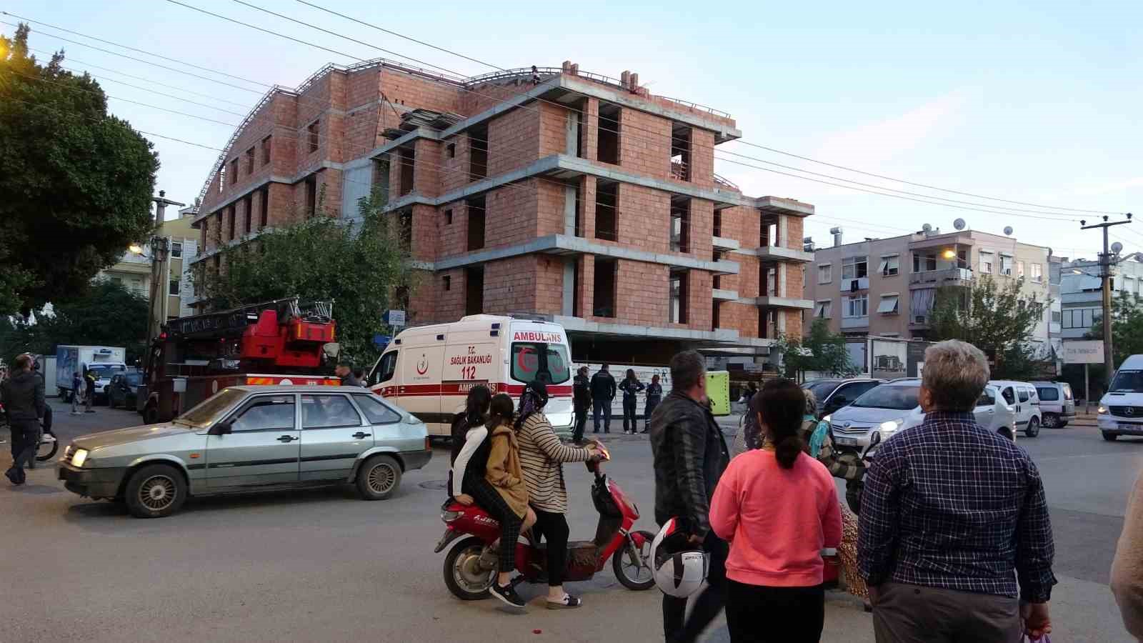 İnşaatın çatısına çıkan kadın, ekiplere ve ailesine ecel terleri döktürdü
